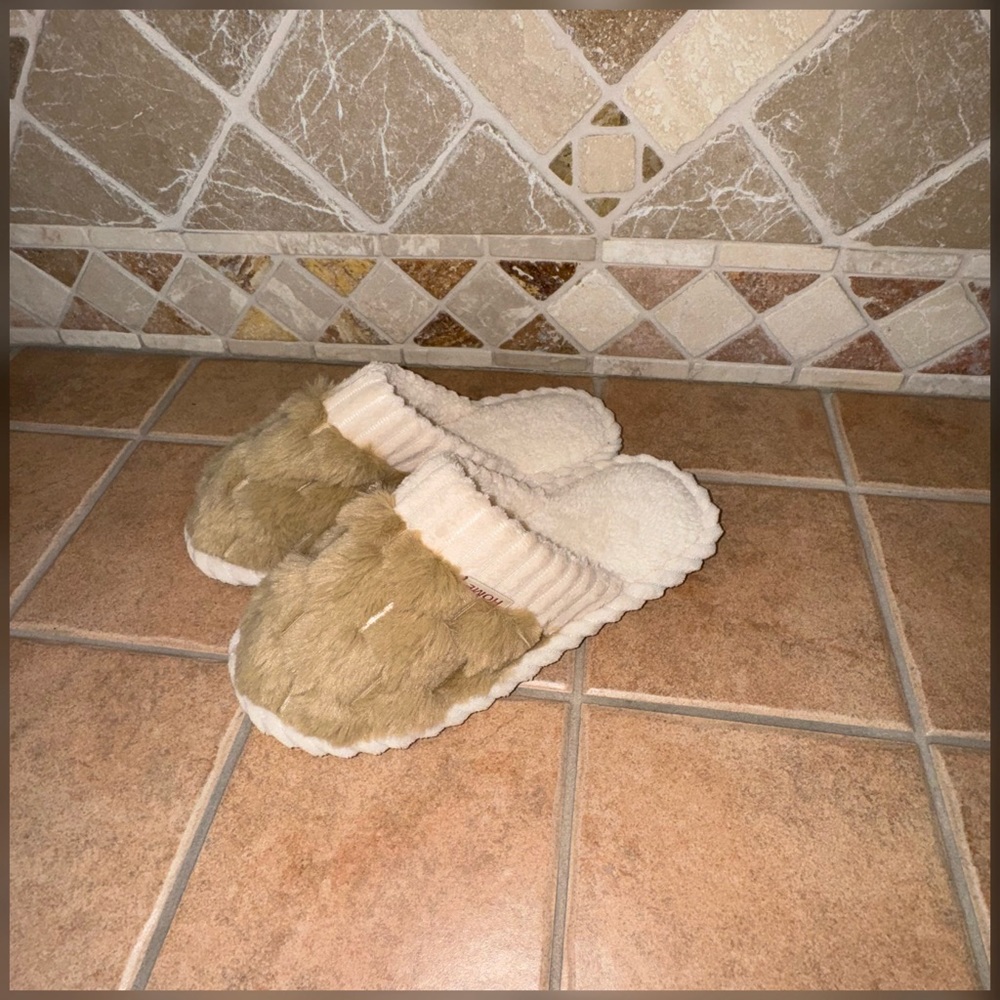 🆕🌟Slippers🌟 - Picture 2 of 10